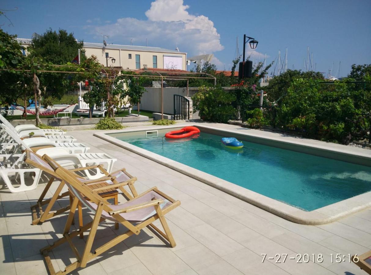 Apartments Gina โตรกีร์ ภายนอก รูปภาพ
