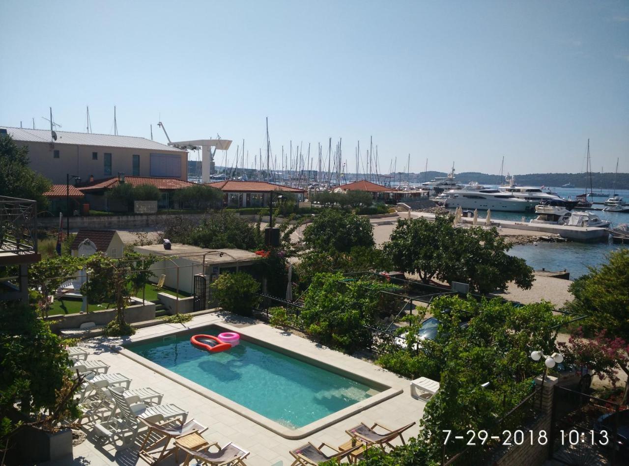 Apartments Gina โตรกีร์ ภายนอก รูปภาพ